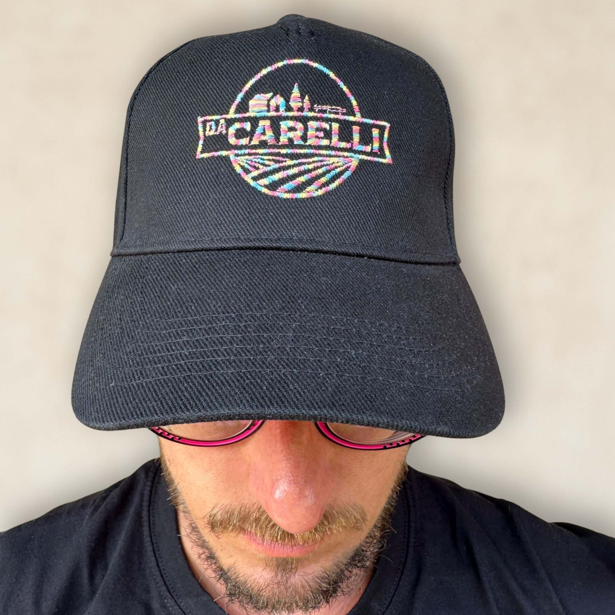 Cappellino Da Carelli nero con visiera curva e ricamo arcobaleno