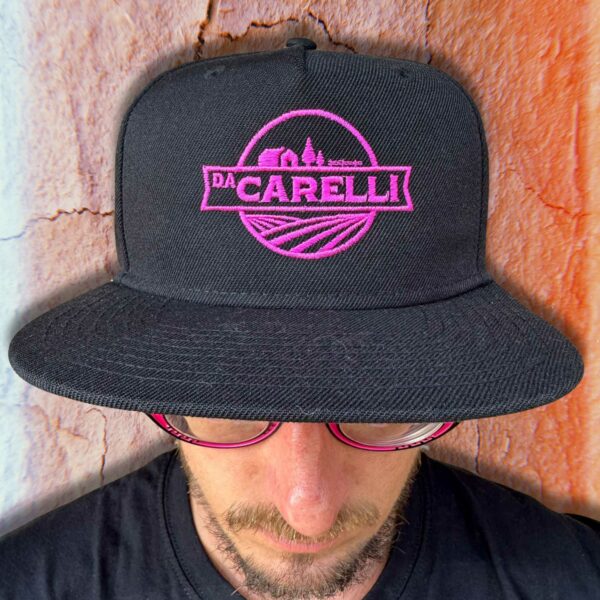 Cappellino snapback nero Da Carelli con ricamo fucsia