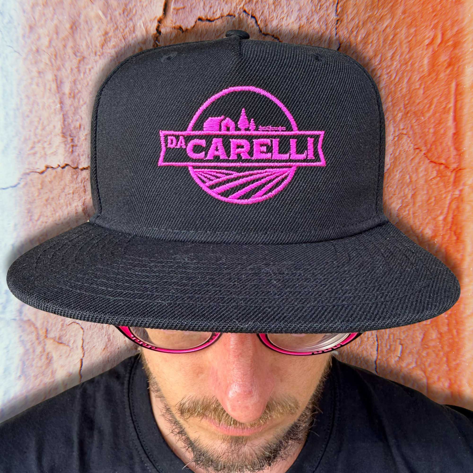 Cappellino snapback nero Da Carelli con ricamo fucsia