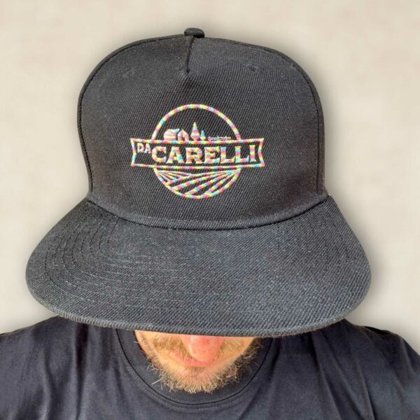 Cappellino nero Da Carelli con visiera piatta e ricamo arcobaleno