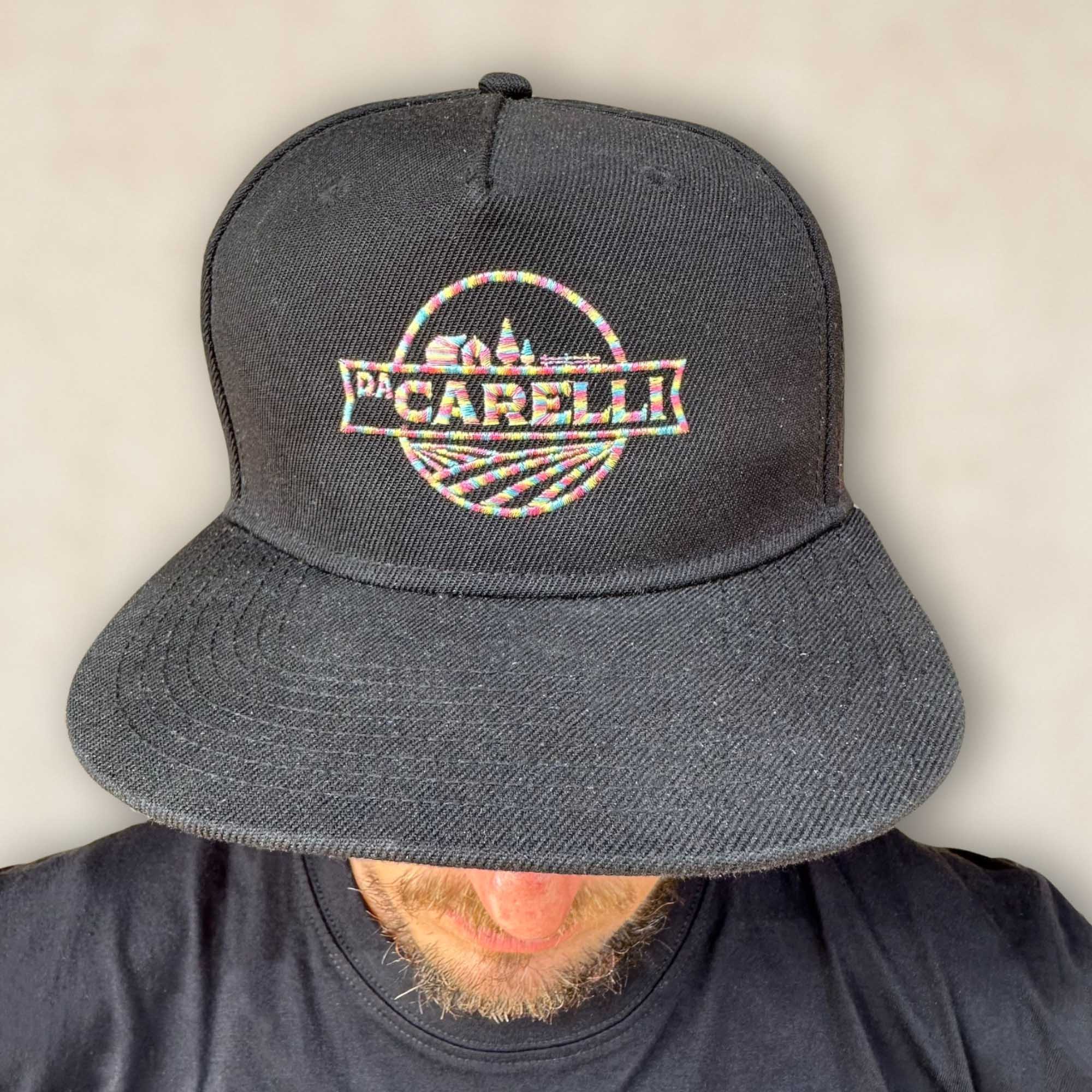 Cappellino nero Da Carelli con visiera piatta e ricamo arcobaleno
