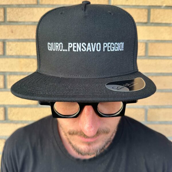 cappellino snapback con scritta "giuro pensavo peggio"