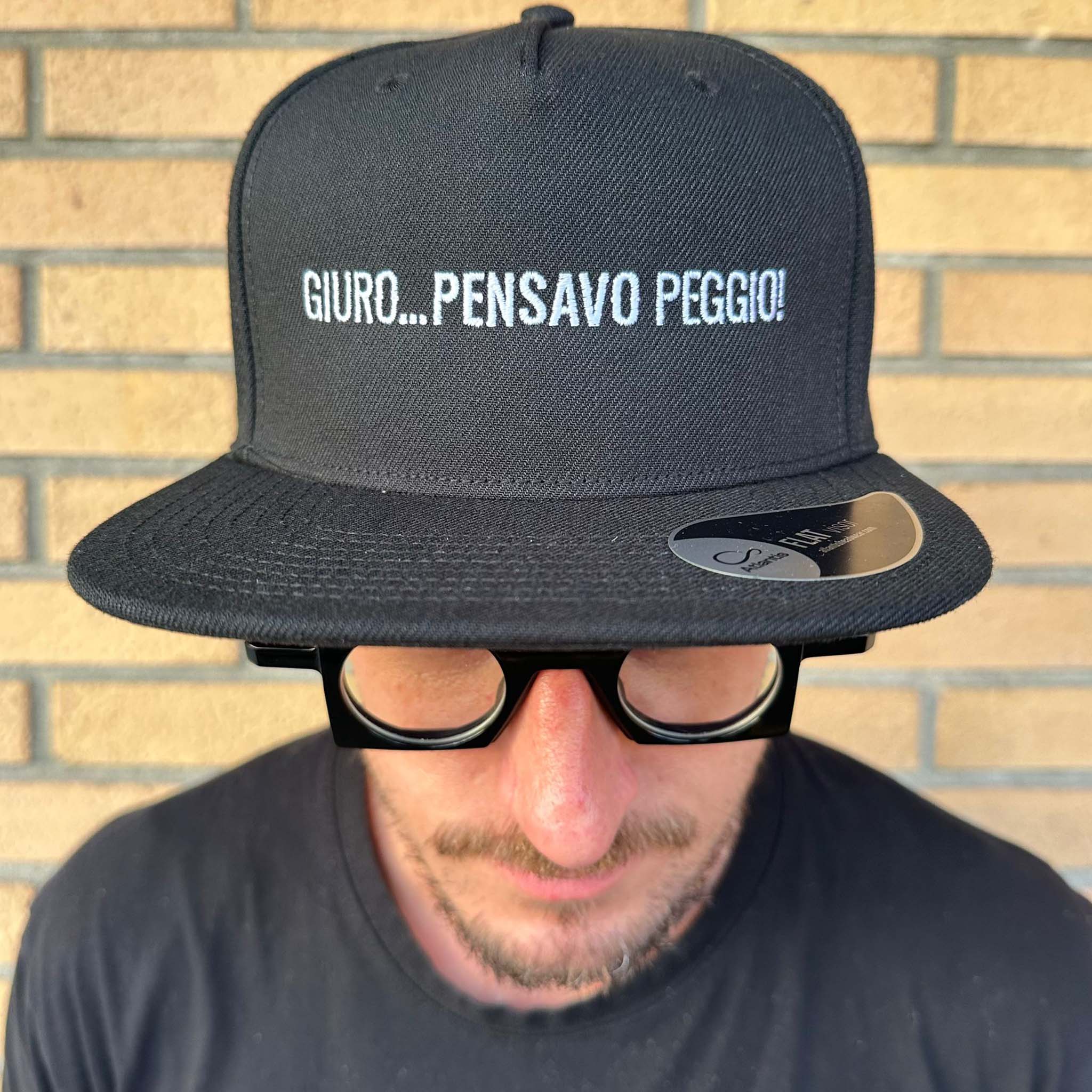 cappellino snapback con scritta "giuro pensavo peggio"